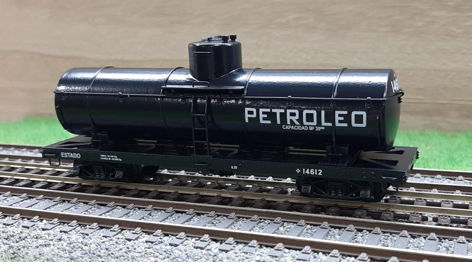 Vagón cisterna antiguo "Petroleo" - Ferrocarril Belgrano