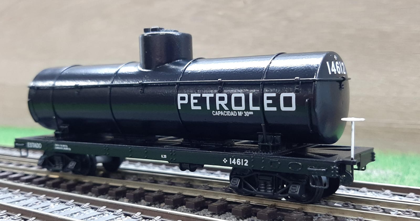 Vagón cisterna antiguo "Petroleo" - Ferrocarril Belgrano